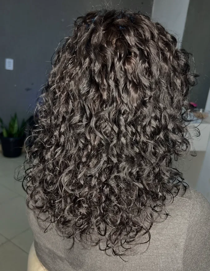 Cabelo cacheado longo definido e com brilho