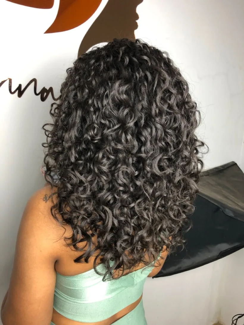 Corte em cabelo cacheado definido, feito pela Jordanna
