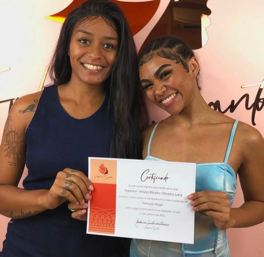 Entrega de certificado a uma aluna do curso da Jordanna