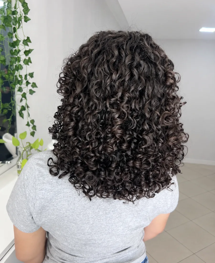 Cabelo cacheado volumoso e definido, trabalho da Jordanna Santos