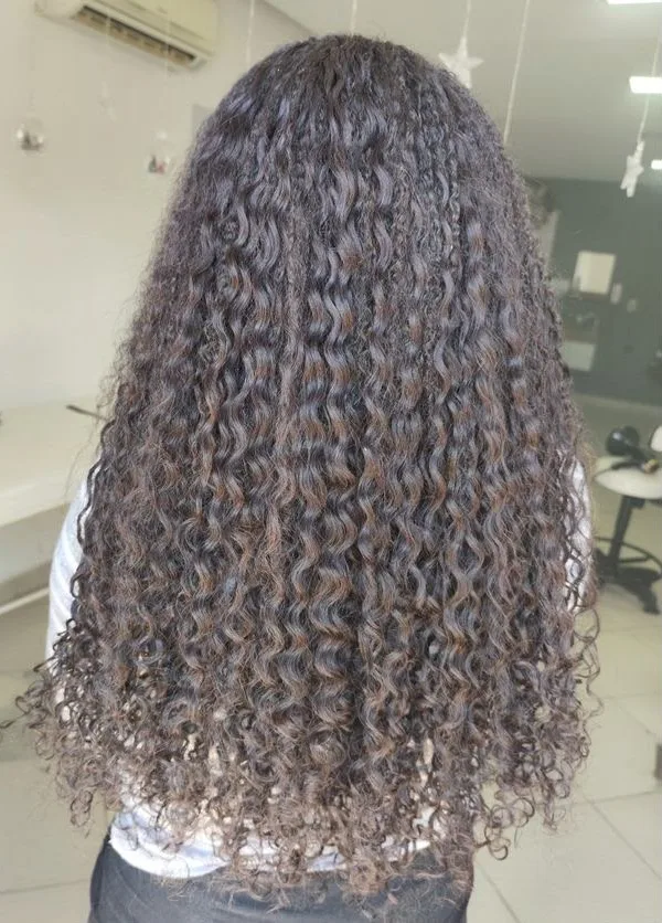 Mega hair, cabelo longo e cacheado, aplicado pela Jordanna