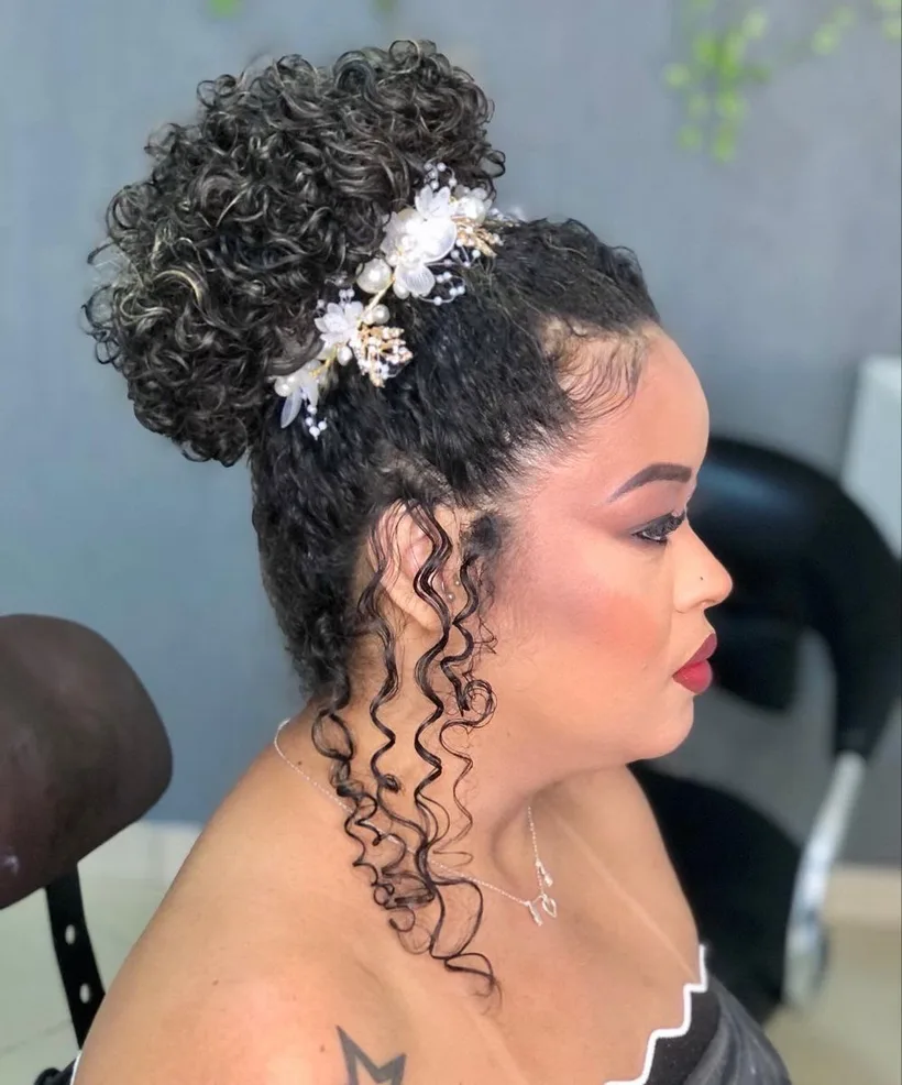 Penteado preso com cachos e flores, feito pela Jordanna